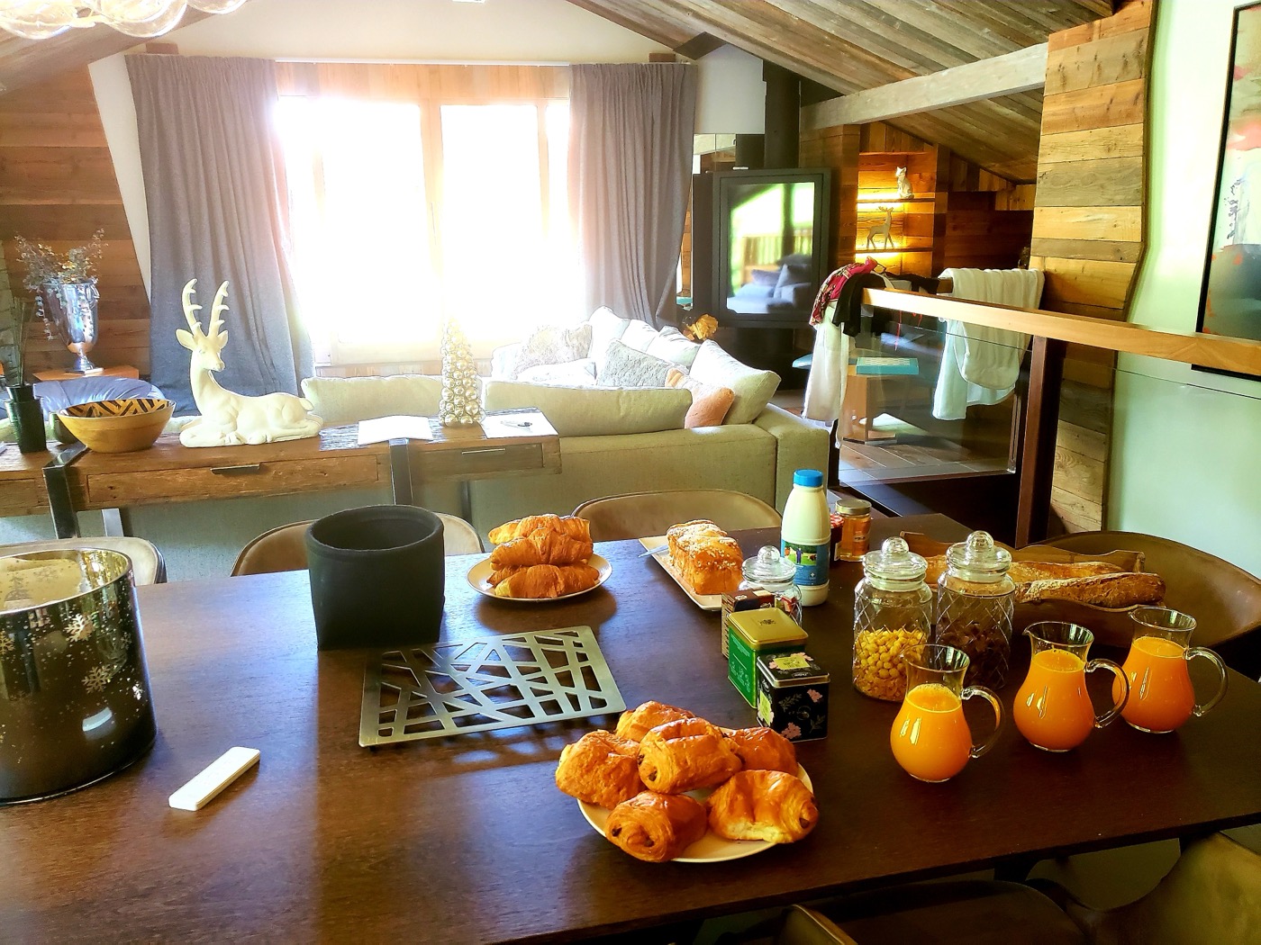 Petits-dejeuners et repas livres en location de vacances : la logique du frais local