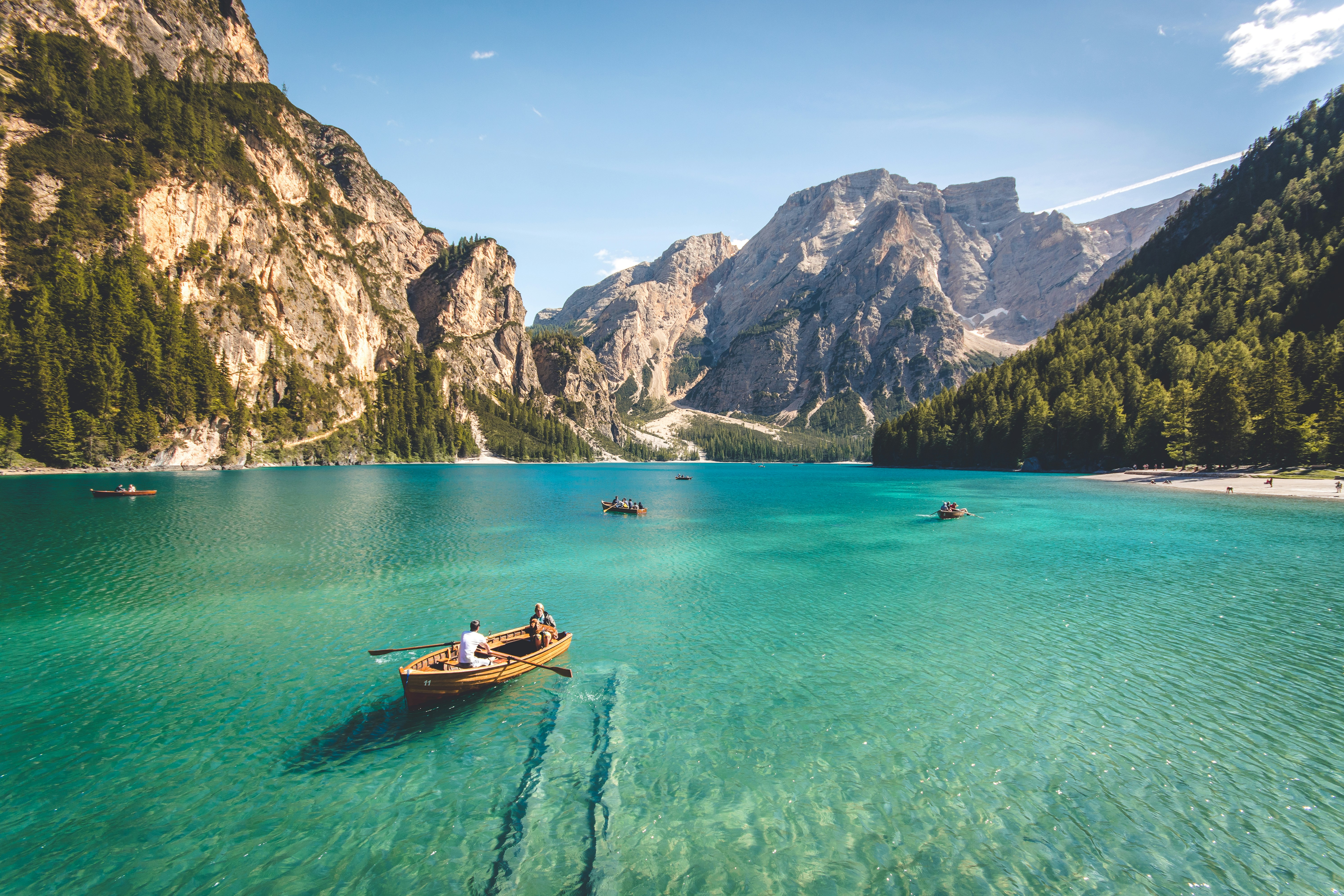 Lac de montagne avec barques traditionnelles