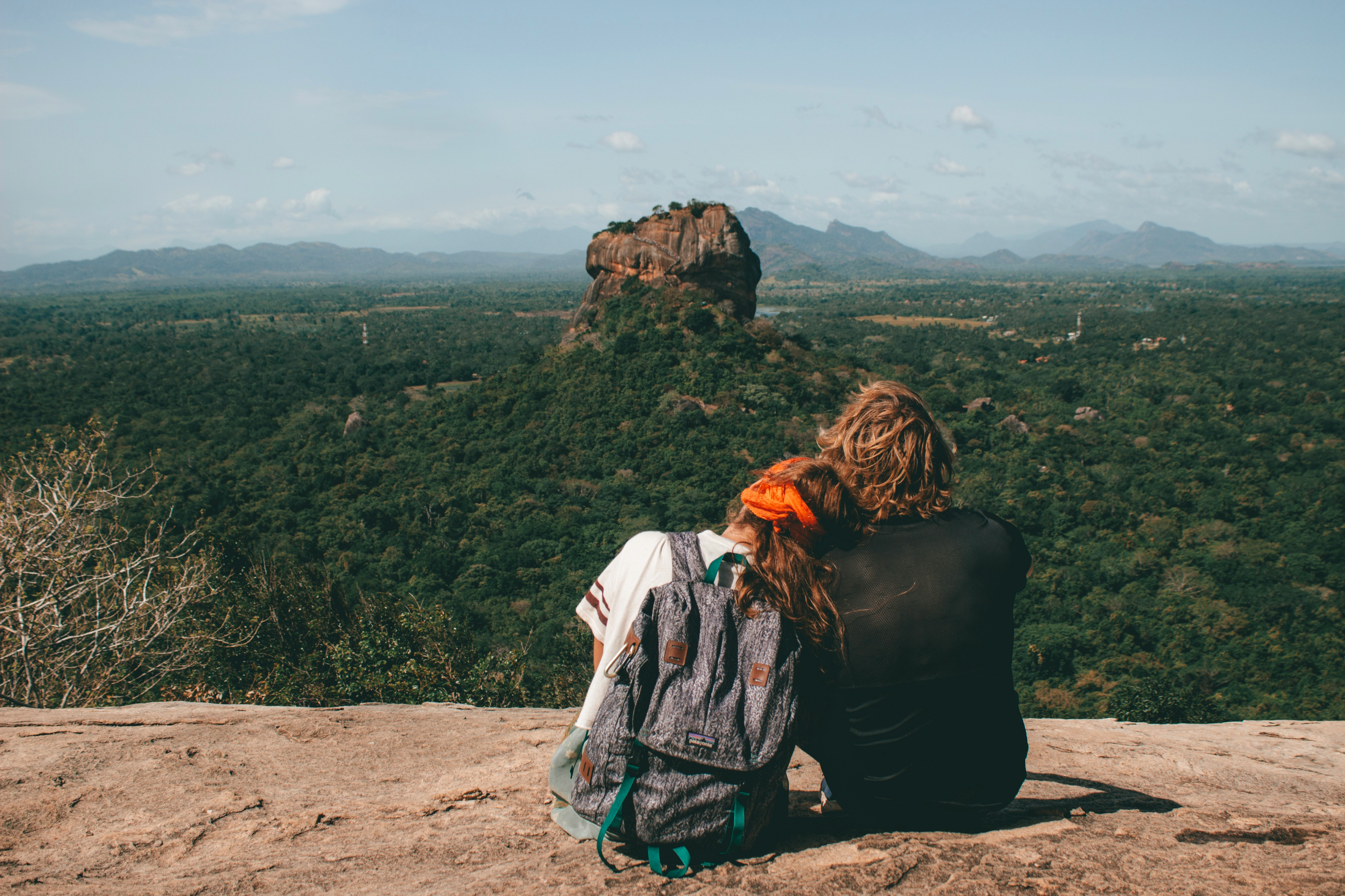 Pareja de viajeros frente a un panorama