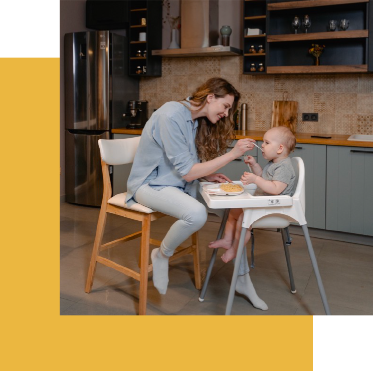 Une femme qui donne a manger a un bébé