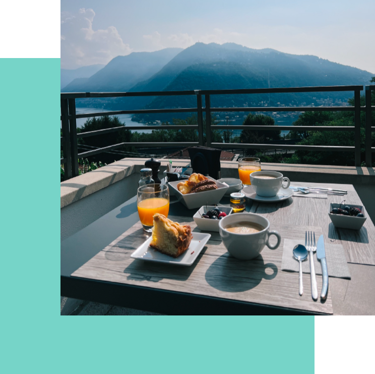 Petit déjeuner avec la montagne en fond