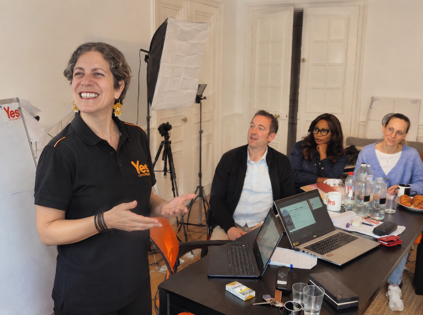 Uriell leads a Yes Conciergerie network meeting with franchisees
